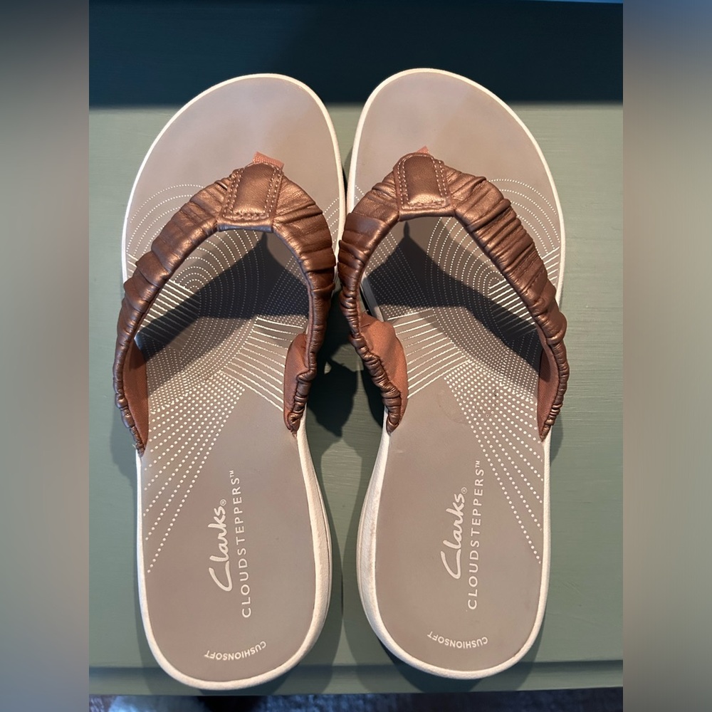 SOLD - Clarks Cloudstepper Flipflops
